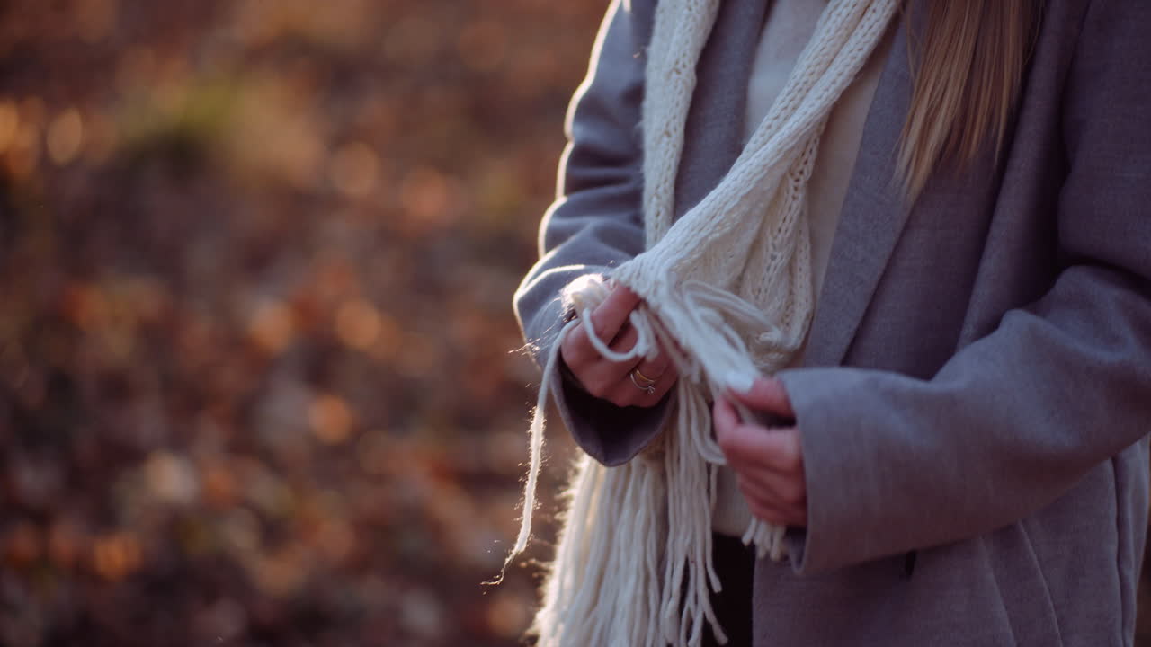 가을 1 숲에서 산책하는 긍정적인 여성의 초상화