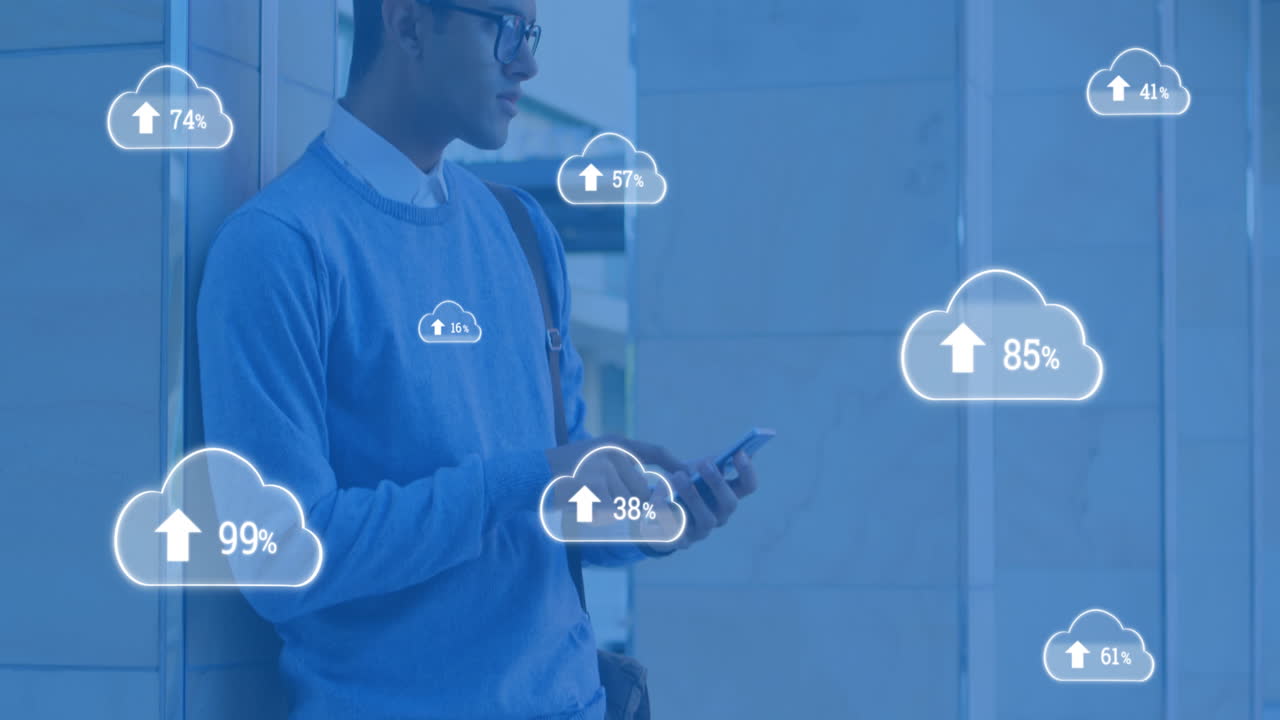animación de nubes con flechas y porcentaje subiendo sobre hombre biracial usando teléfono inteligente