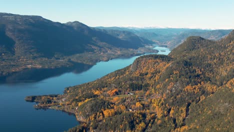 Drone-shot-of-Norwegian-mountain-valley-in-autumn-colors