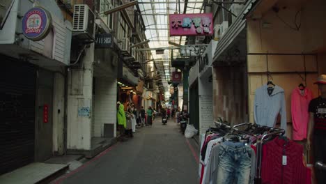 Straßenmarkt-In-Taiwan-Mit-Einem-Moped-Fahrausweis