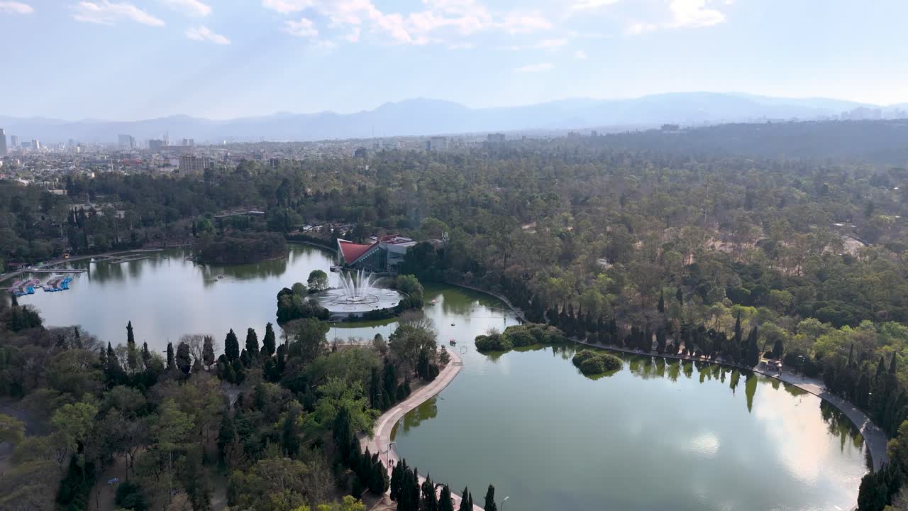 tomada de avión no tripulado de despegue en el parque chapultepec en la ciudad de méxico