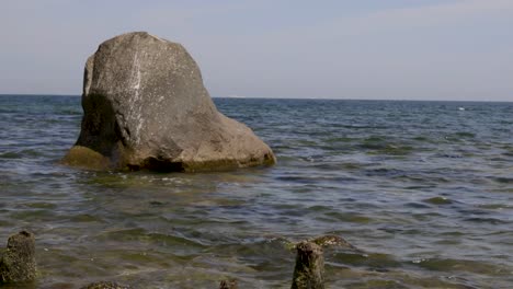 Chalk-Cliffs-on-Ruegen-Rügen-in-Germany,-Mecklemburg-Vorpommern-on-a-beautiful-sunny-day