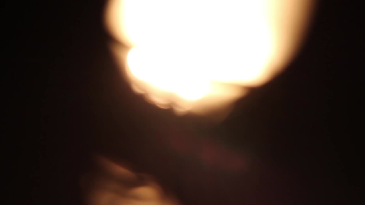Vazamentos de luz dinâmicos e efeito Bokeh em fundo preto.
