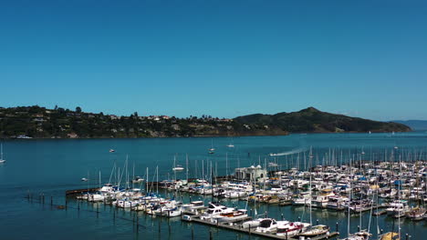 Luftaufnahme-Der-Boote-In-Der-Marina-In-Sausalito,-Sonniger-Tag-In-Kalifornien,-USA