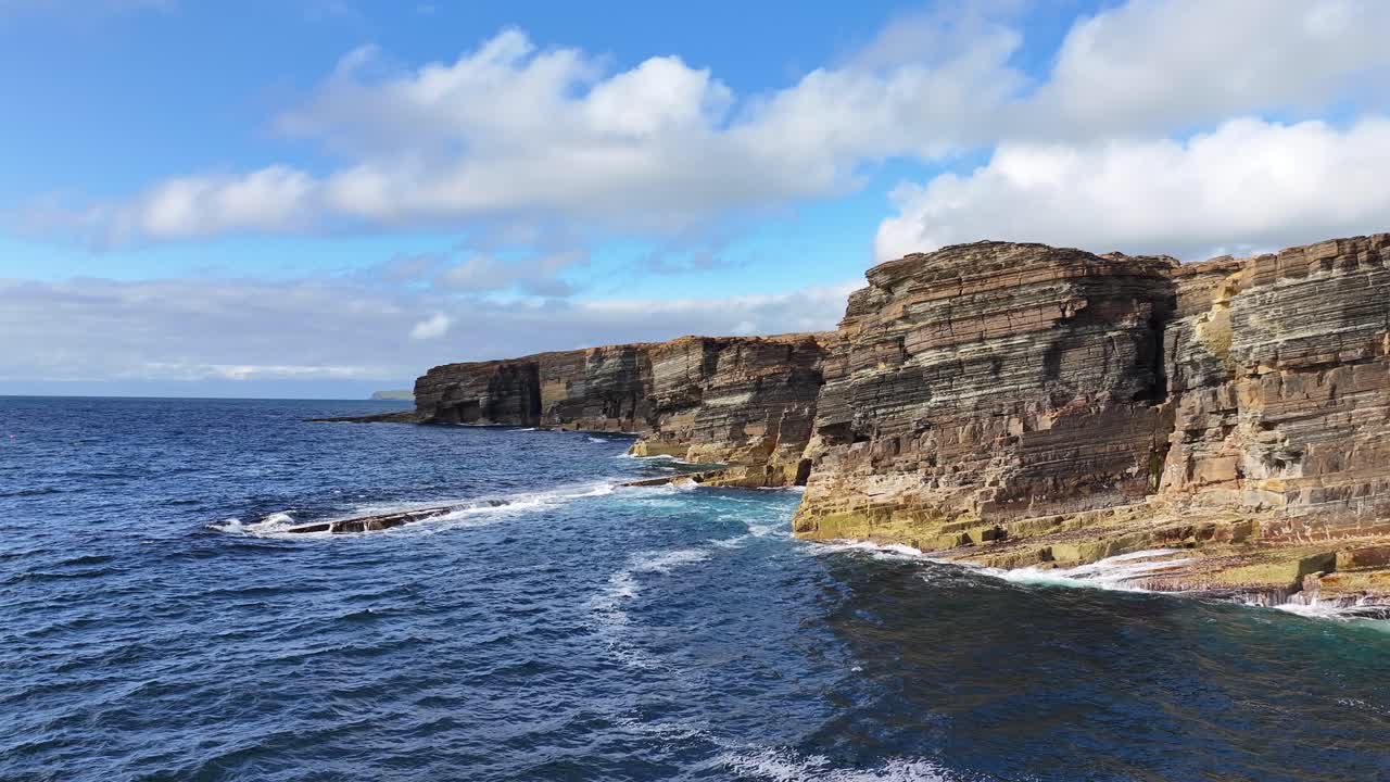 영국 스코틀랜드의 경치 좋은 해안선의 드론, 은 날에 가파른 절벽 에 파도가 부히는 바다