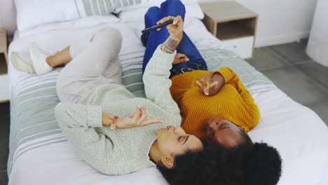 bedroom selfie, girl friends