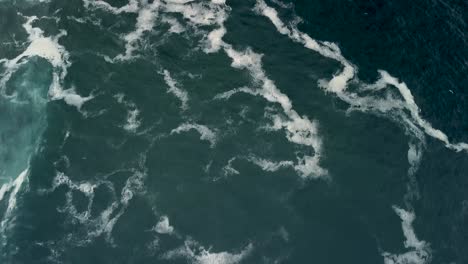 vista aérea de drones del paisaje marino con olas ásperas espumosas en caion, coruña españa