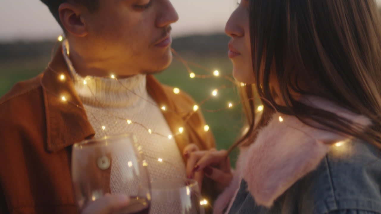 한 부부는 발렌타인 데이에 시골에서 와인을 마신다.