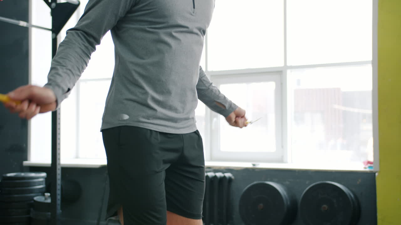 체육관 에서  ⁇ 줄 을 뛰어넘는 남자