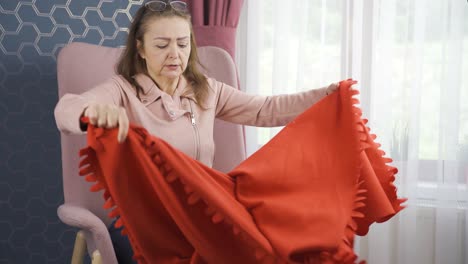 la mujer tiene frío y está tocando el calentador.
