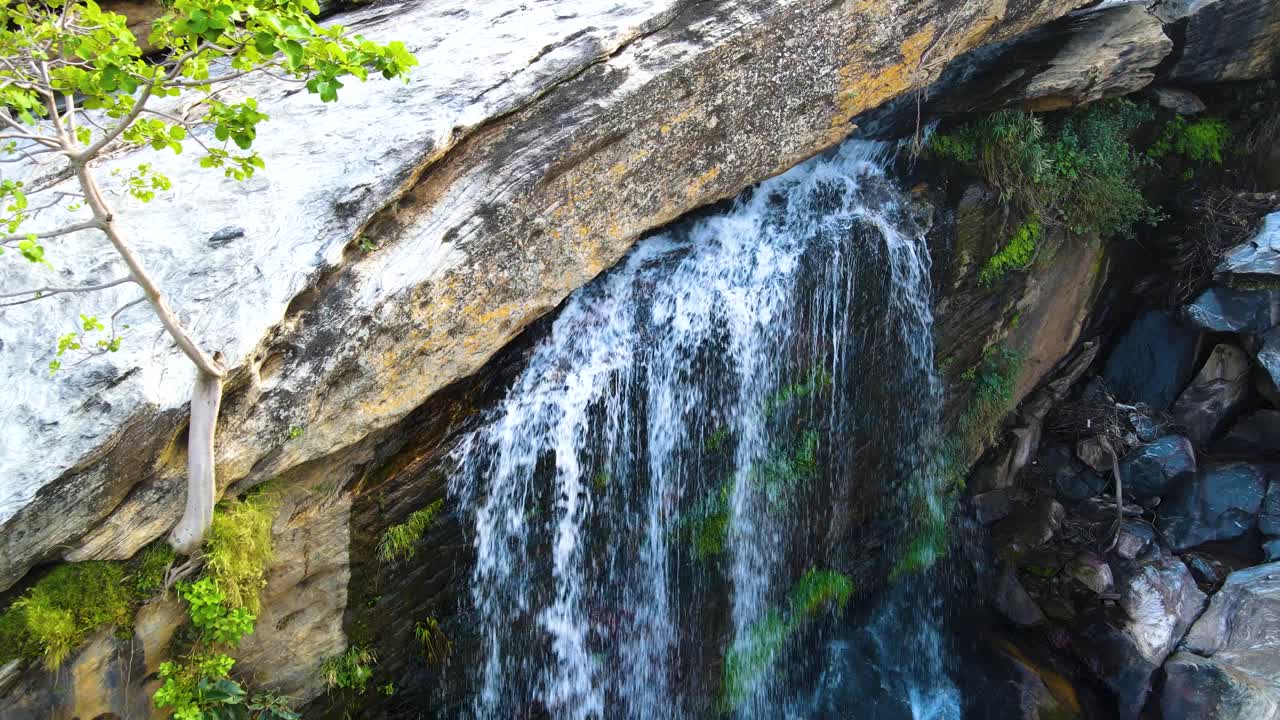 fuente de agua de una piedra en el pueblo rural de kenia