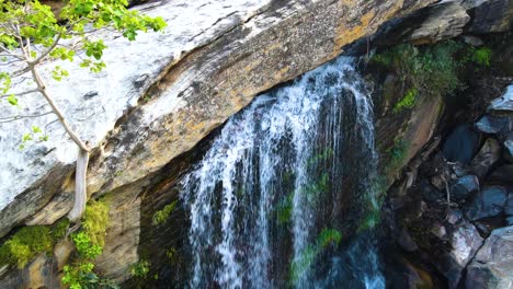 Fuente-De-Agua-De-Una-Piedra-En-El-Pueblo-Rural-De-Kenia