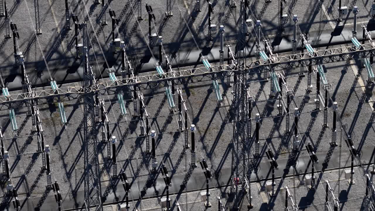 Vista aérea em zoom de subestação de energia