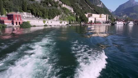 Blick-Auf-Die-Spur-Einer-Fähre,-Die-Riva-Del-Garda-Verlässt