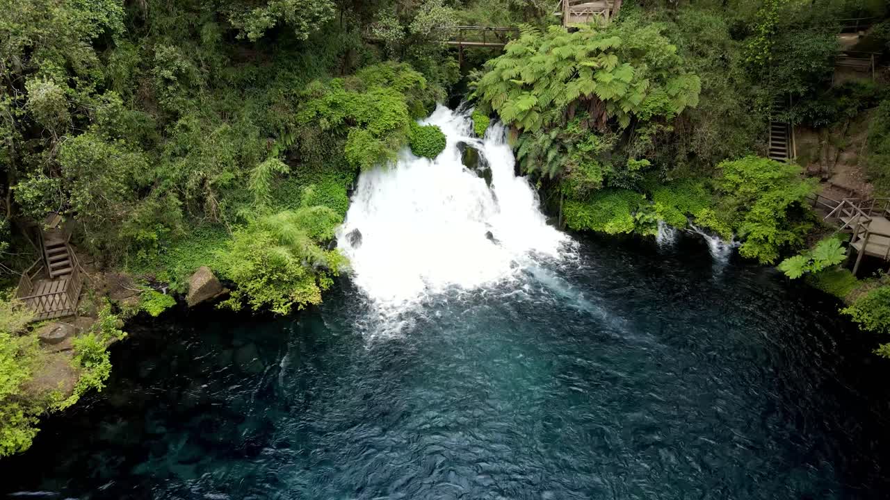 Orbita aerea di una piccola cascata nascosta nella foresta - ripresa drone
