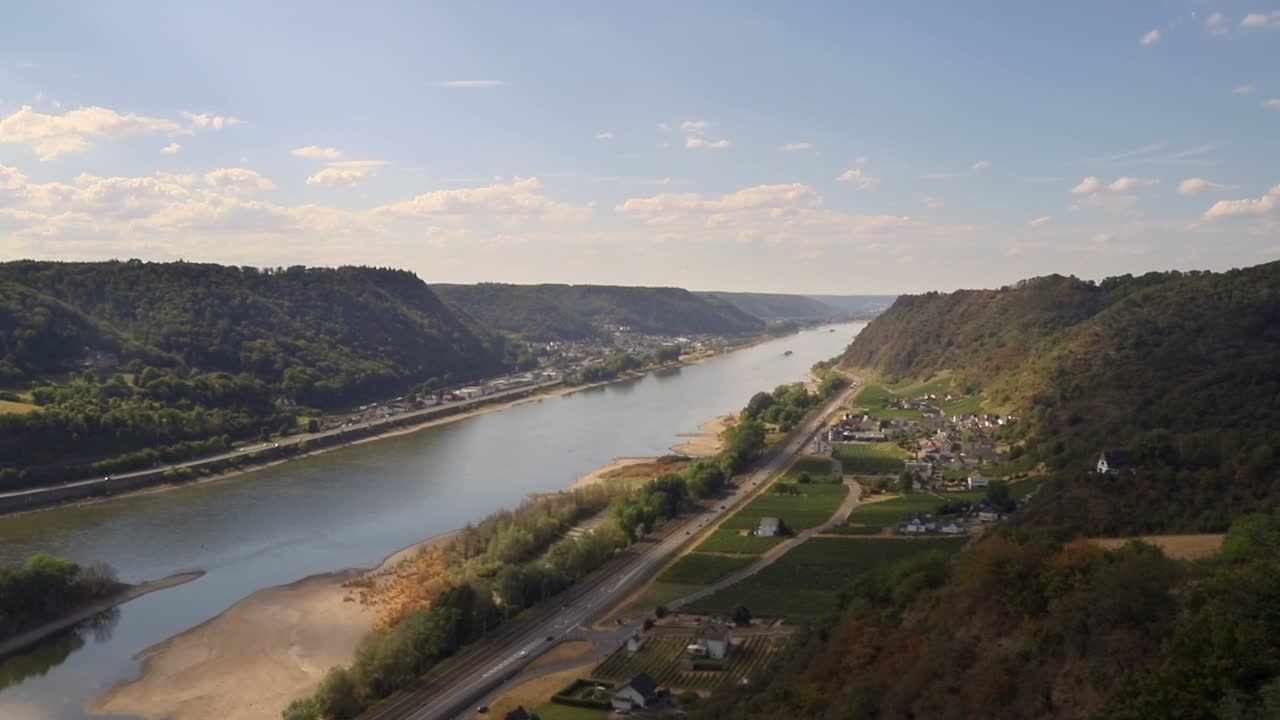Vista pittoresca della bassa marea sul fiume Reno vicino a Coblenza, Germania.