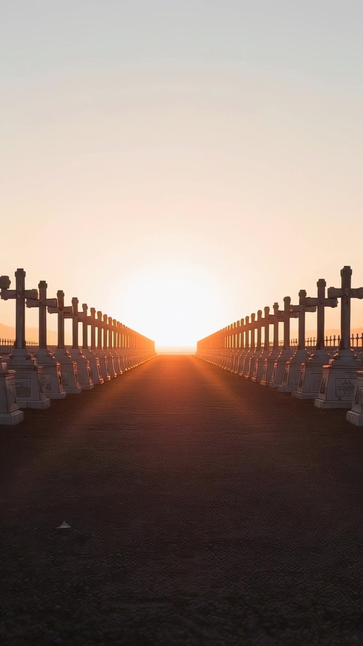 Video verticale: Sole che illumina l'orizzonte, riscaldando il percorso principale sul molo con bagliori dell'obiettivo sui pali.