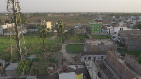 Ländliche-Indische-Landschaft,-Betongebäude-Und-Ackerland,-Erhöhte-Ansicht