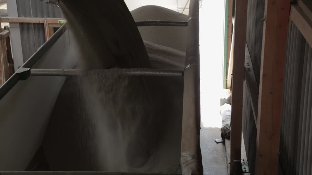 휠 로더가 트럭에 비료를 싣습니다.