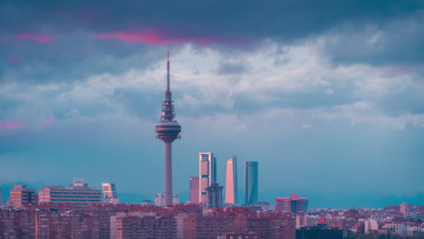 Skyline-Von-Madrid-Im-Zeitraffer-Von-Tag-Zu-Nacht-Während-Des-Stürmischen-Sonnenuntergangs,-Geschäftsviertel-Mit-Fünf-Türmen-Und-Piruli