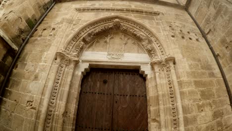 arco sobre las puertas de madera en la iglesia de san nicolás bedesten