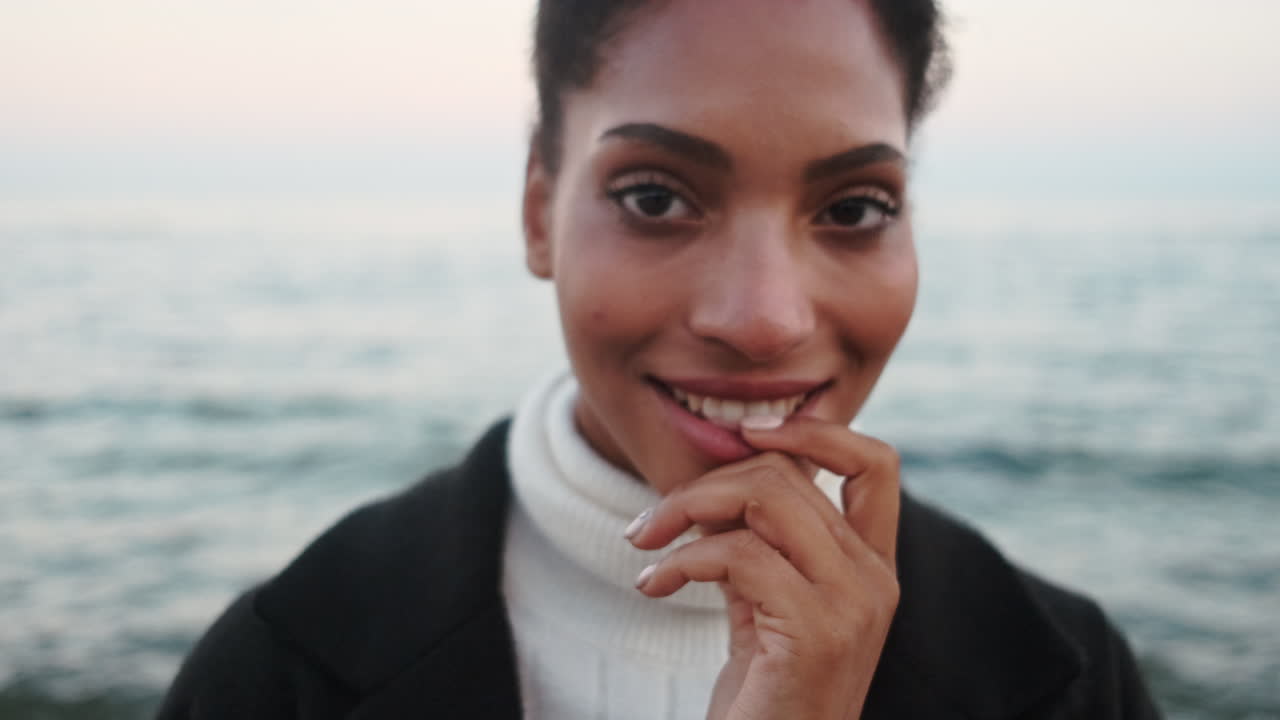 una chica afroamericana sonriente mirando a la cámara.