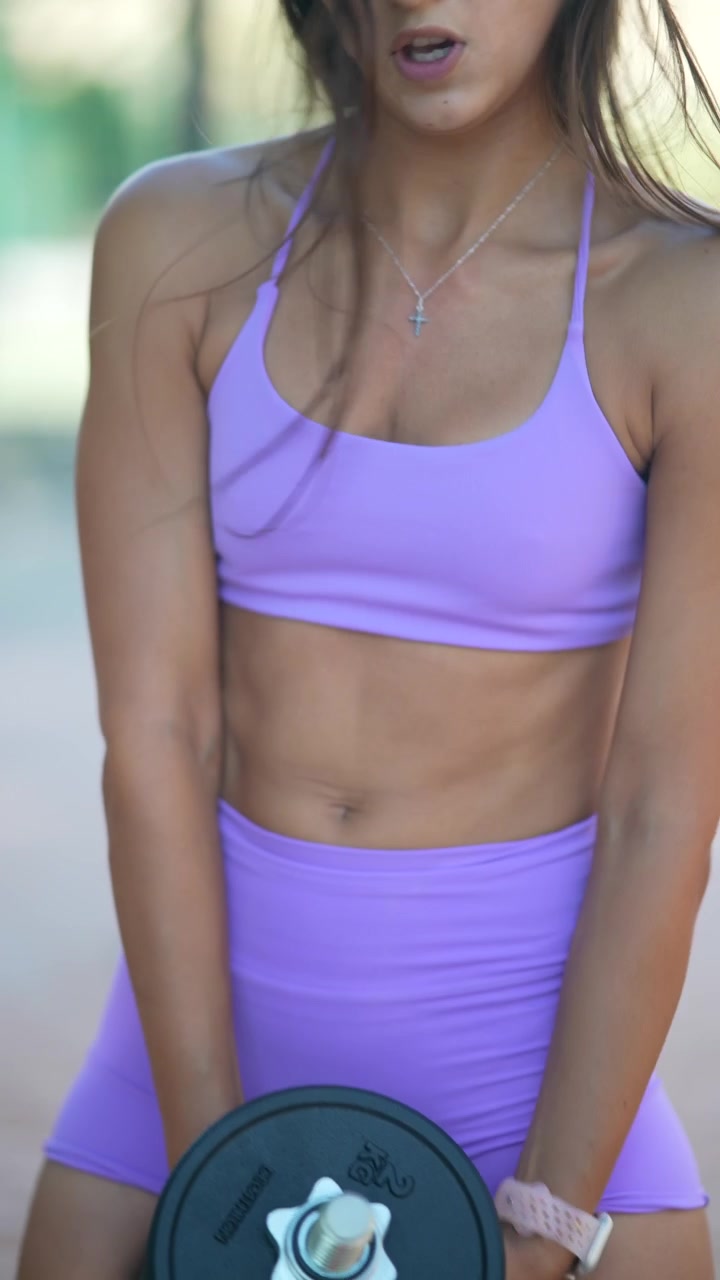 Donna in forma che esegue stacchi da terra all'aperto