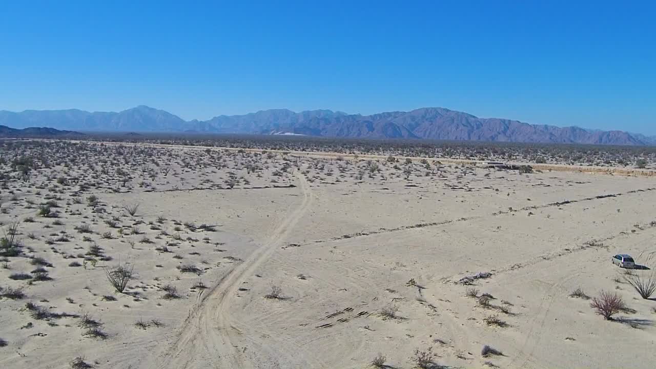 vista de un dron volando sobre un campo a una montaña