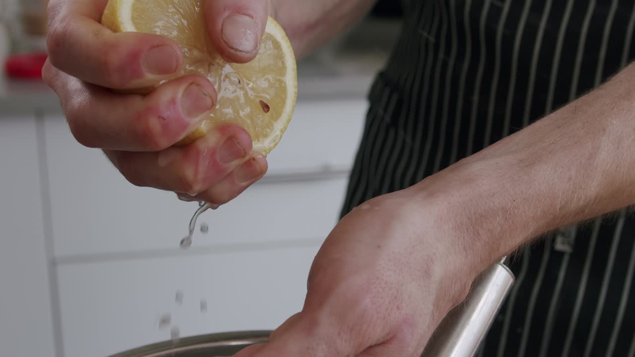 2에서 레몬 샷을 짜내는 요리사