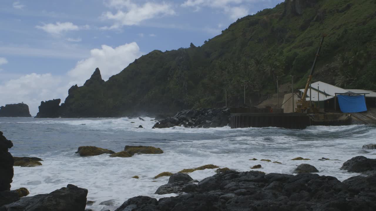 desembarco, muelle y puerto de la isla pitcairn con olas y rocas