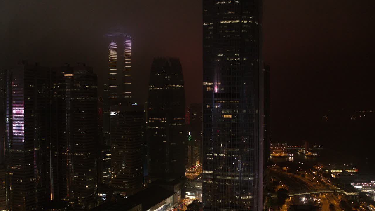 El paisaje urbano de Hong Kong por la noche