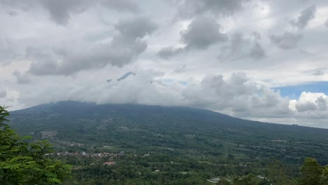 Timelapse-of-cloudy-Mountain-with-Beautiful-view-of-cliff-and-vegetation