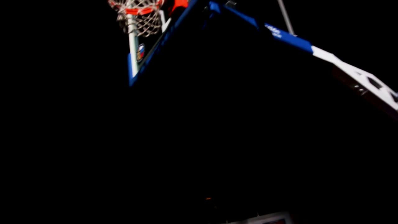 jugador de baloncesto disparando un dunk