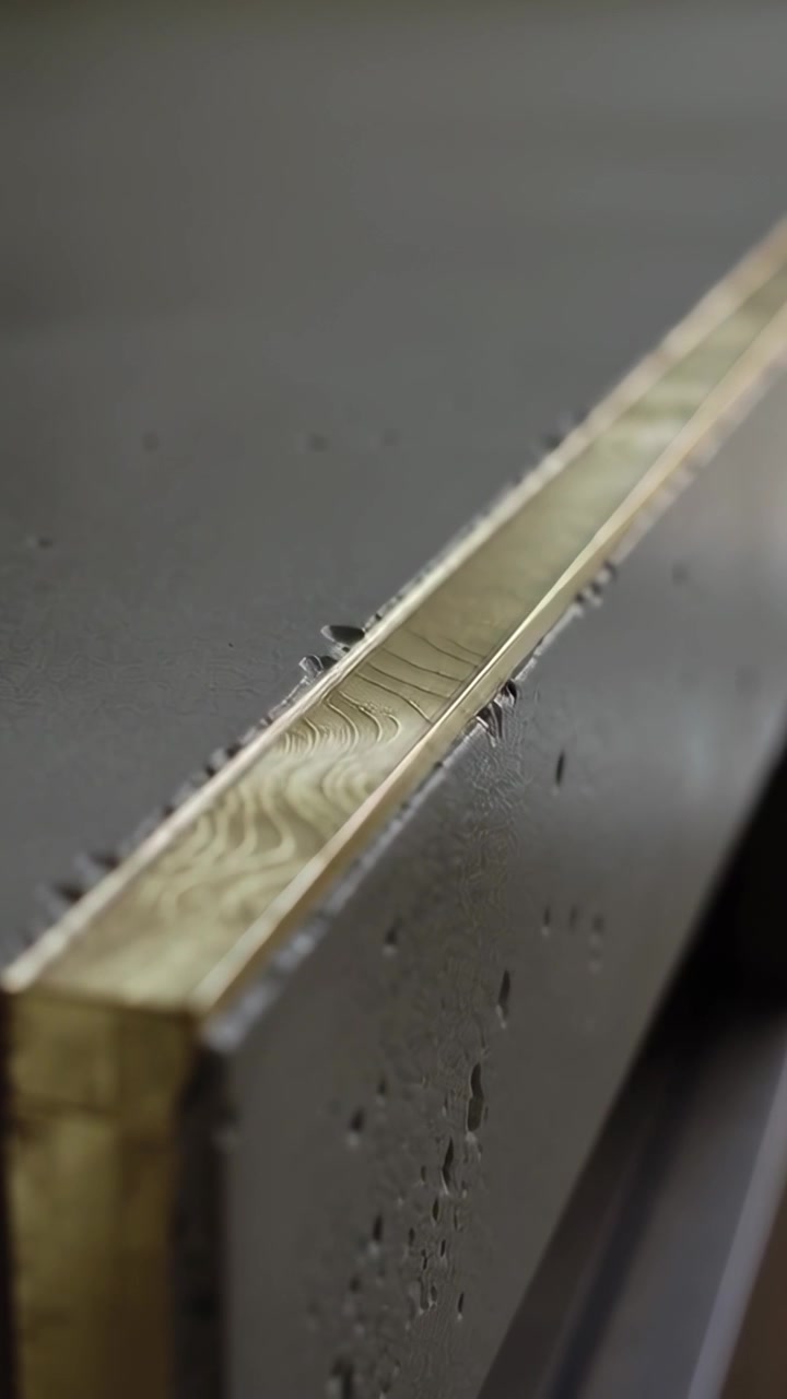 Vertical video: Operator starting pan, panning along patterned strip on bench, inspecting chips