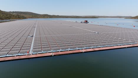 Volando-Sobre-Una-Granja-De-Paneles-Solares-Flotantes-En-Un-Gran-Embalse