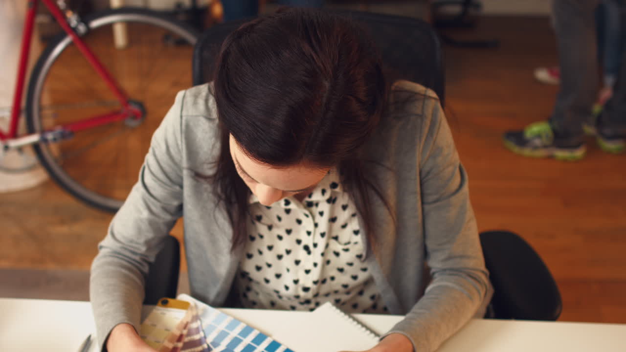 joven empresaria que planea ideas creativas para una empresa nueva