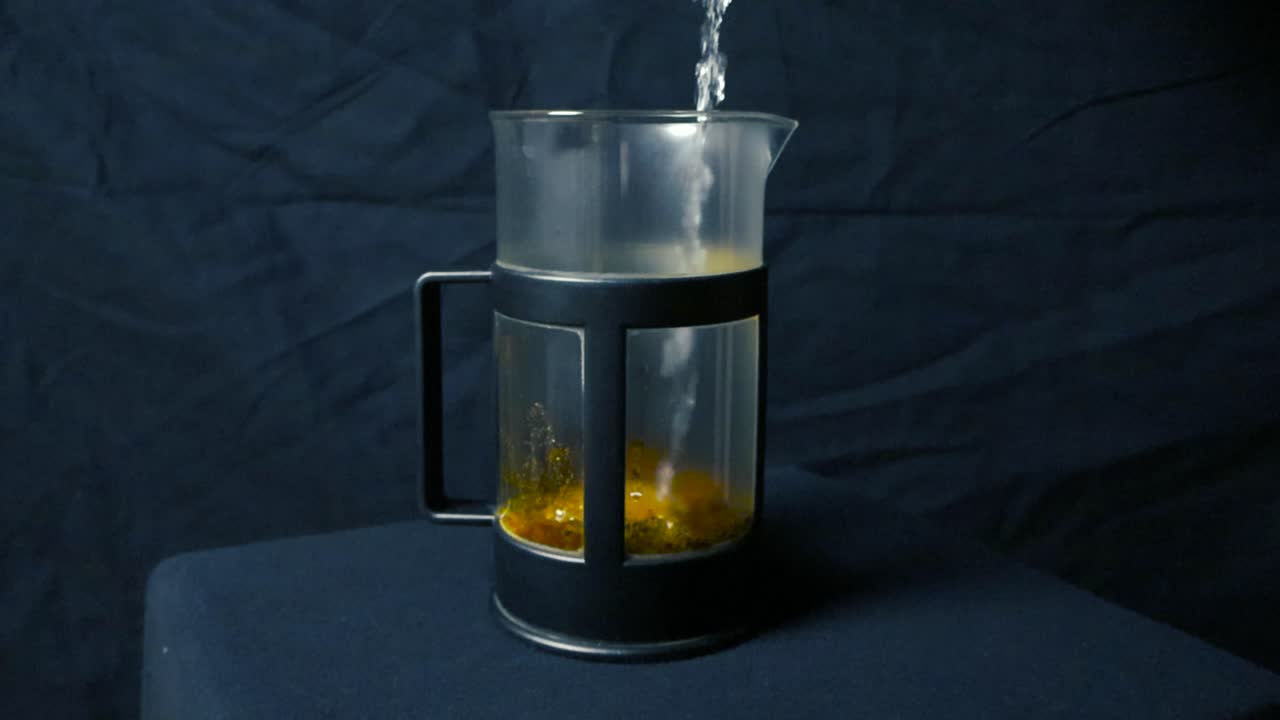 프렌치 프레스 로 커피 를 만드는 것