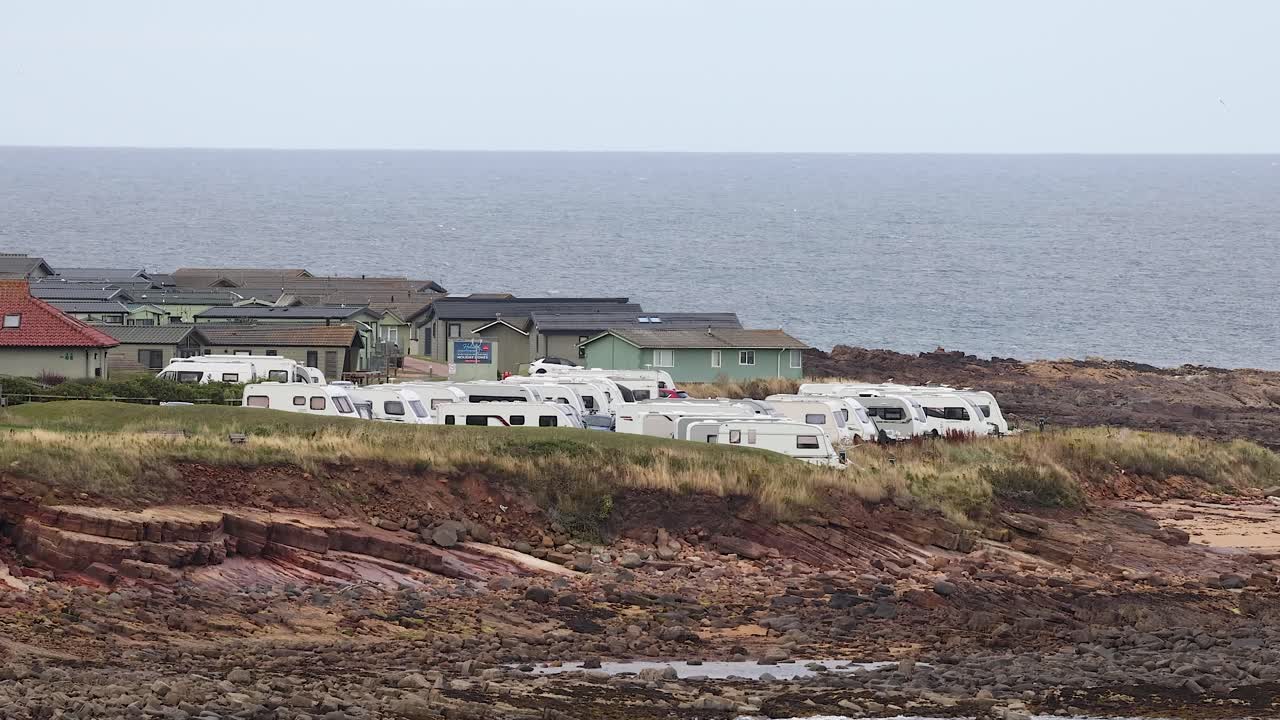 바다 근처의 해안 건물과 카라반