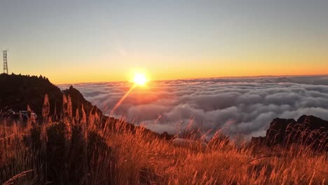 Wenn-Die-Sonne-über-Pico-Areeiro-Auf-Der-Insel-Madeira-Aufgeht,-Fängt-Die-Zeitrafferfotografie-Einen-Dynamischen-Tanz-Der-Wolken-Ein-Und-Verwandelt-Den-Himmel-In-Eine-Atemberaubende-Leinwand-Aus-Ständig-Wechselnden-Mustern-Und-Farben.