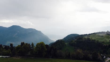 Vista-Aérea-Sobre-Las-Montañas-Dolomitas-En-La-Italia-Rural