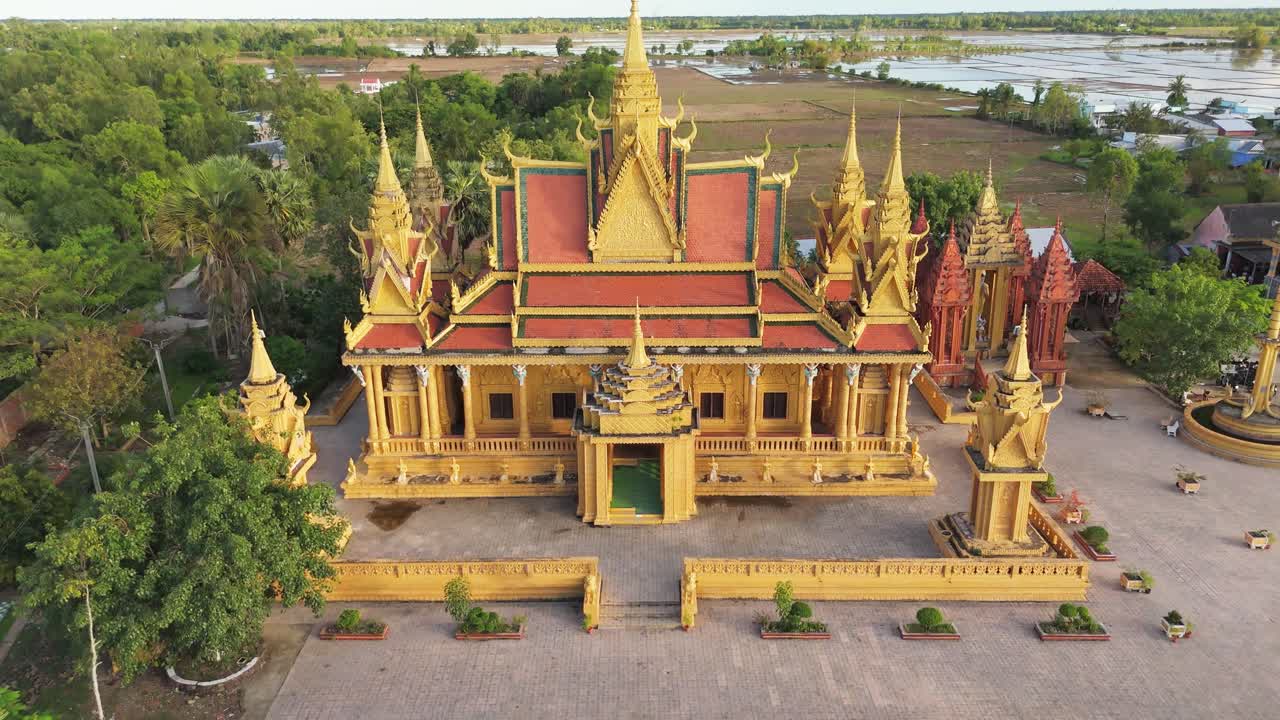 Ampia veduta aerea grandangolare che mostra il complesso del tempio di Angkor Wat con torri decorate, simmetria e paesaggio circostante alla luce del giorno, mettendo in risalto l'iconica architettura Khmer in Cambogia