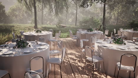 Mesa-Y-Silla-De-Mimbre-Vacías-En-El-Jardín-Del-Bosque-Del-Restaurante-Al-Aire-Libre