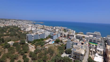 la ciudad turística hersonissos en creta. toma aerea