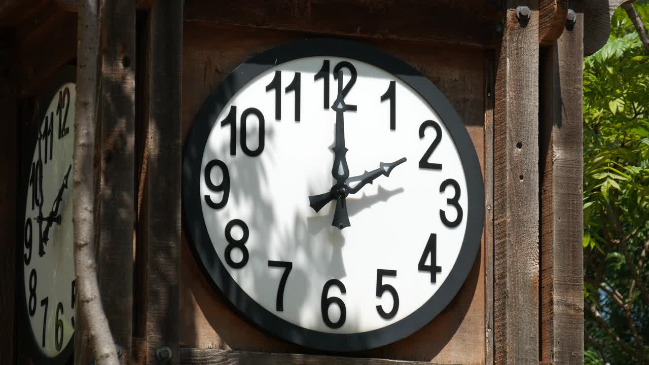 Inquadratura fissa di orologio rotondo bianco montato in una cassa di legno, senza lancetta dei secondi