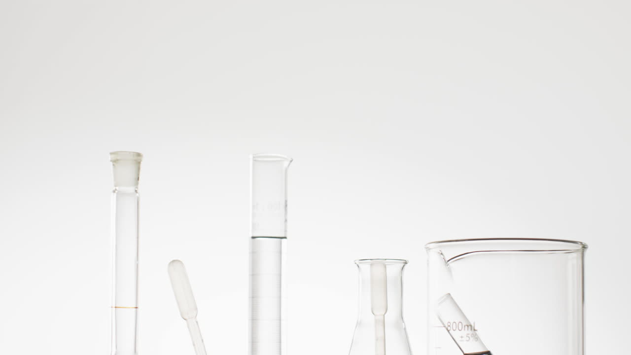 vídeo de tubos de ensayo de laboratorio de vidrio y platos con espacio de copia sobre fondo blanco