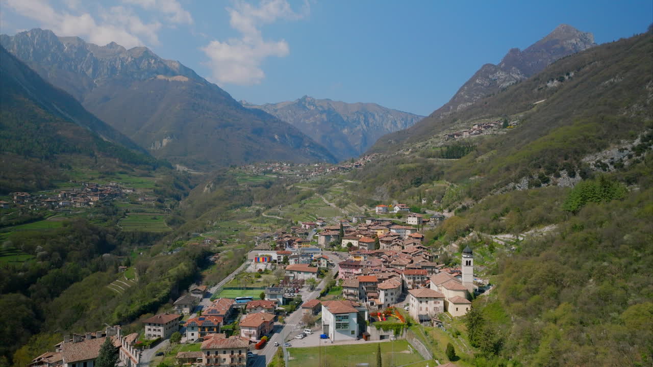 impresionante vista de la naturaleza de una aldea rodeada por las montañas de tenno en trentino, italia