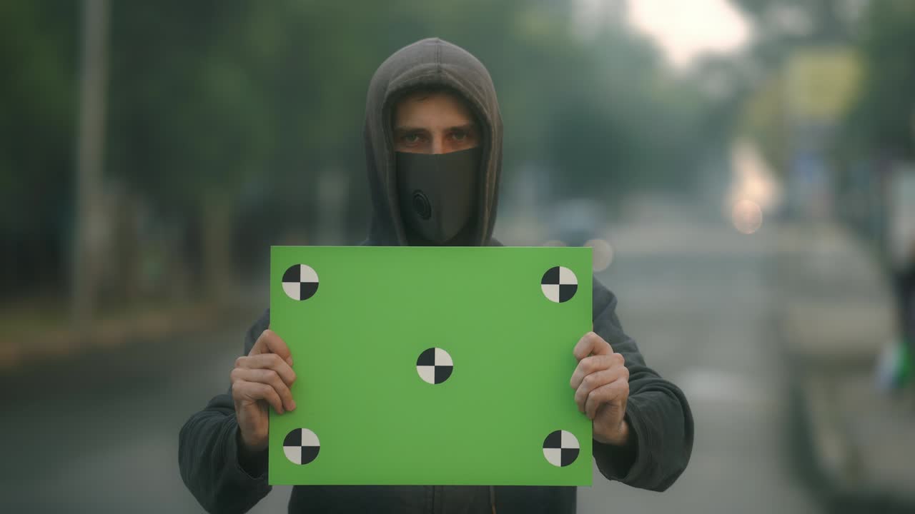 la máscara respiratoria del hombre mira la cámara. la bandera rastrea los puntos de movimiento para detener la contaminación.