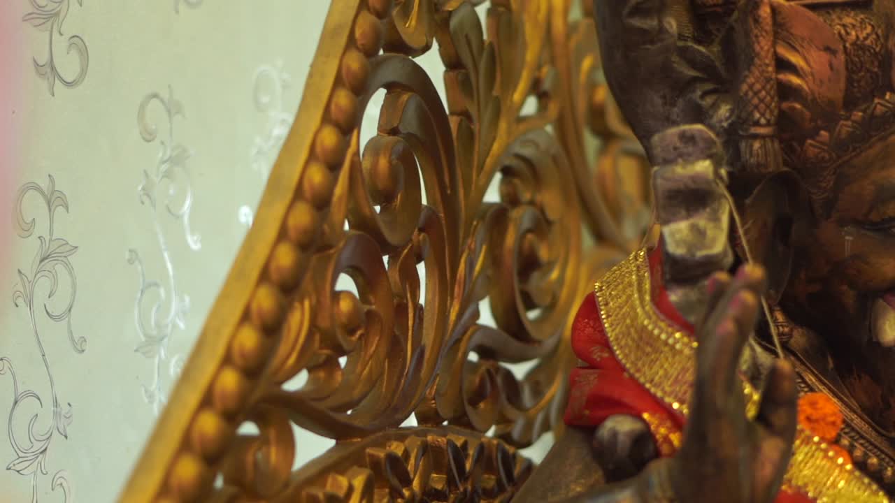 Ganpati-statue af indisk gud, mørk sten, nærbillede