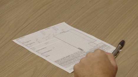 Car-Salesman-and-Customer-Shake-Hands-after-the-Purchase-of-a-Vehicle