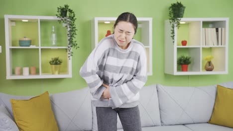 Asian-young-woman-with-severe-and-prolonged-groin-pain.